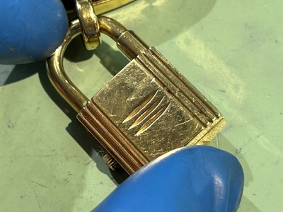 作業前にエルメス・ケリーの外装やネジの状態をチェックしている様子。