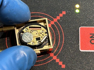 パルスチェッカーの上に置かれ、動作テストを受けているエルメス・ケリー。