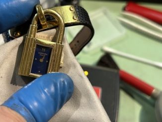 時刻が合わされ、再び動き出したエルメス・ケリーの完成写真。