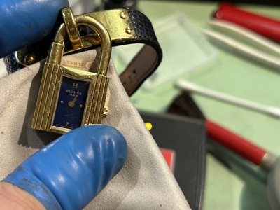 時刻が合わされ、再び動き出したエルメス・ケリーの完成写真。