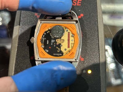 新しい電池をセットしたムーブメント