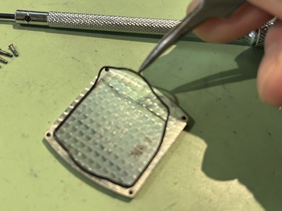 裏蓋に張り付いているパッキンをはがし状態チェック