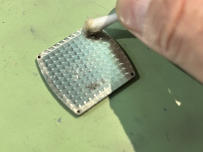 綿棒で裏蓋をクリーニングする様子