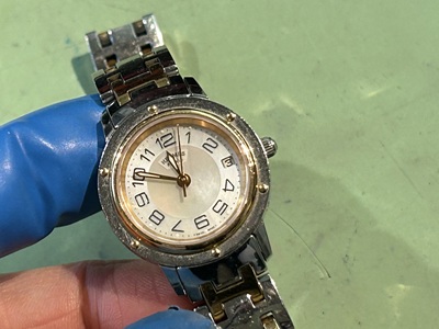 止まった状態で持ち込まれたエルメスのレディース腕時計。