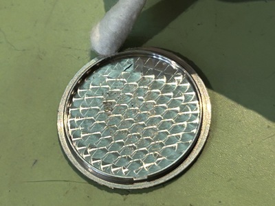 綿棒を使ってケースのパッキン溝を清掃するメンテナンス工程。