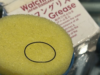 パッキンにシリコングリースを塗布するメンテナンスの様子。