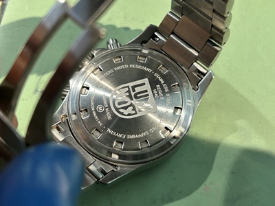 ルミノックスの裏蓋(スクリューバック)