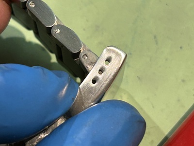 メンテナンス時にはバックルピンを取りはずし作業をしやすくします。