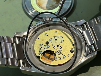 裏蓋を開けたルミノックスの内部ムーブメント