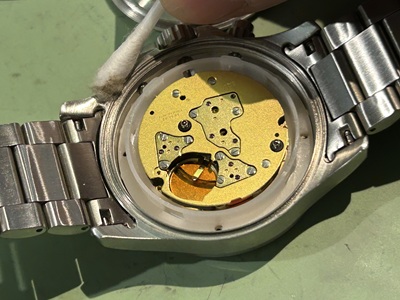 ルミノックスのケース縁に溜まった汚れのアップ