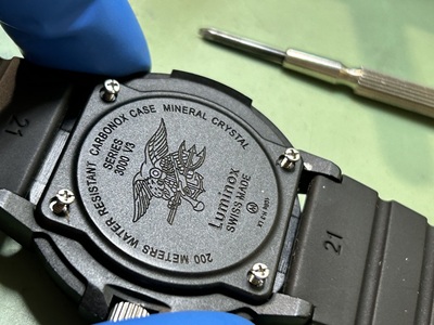 腕時計の裏蓋部分