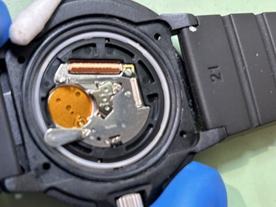 綿棒を使ったケース縁のクリーニング