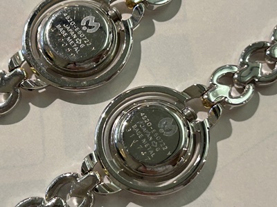 ミラションの腕時計の裏蓋。モデル番号や防水性能の刻印