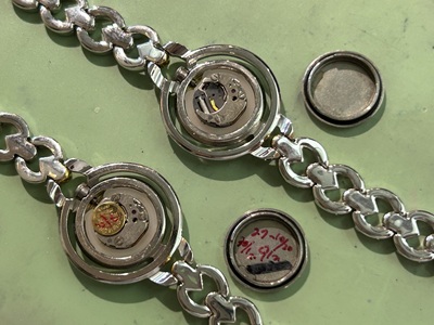 専用工具を使用して腕時計の裏蓋を開けている様子