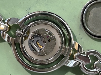 1本目の時計内部。ムーブメントと電池が露出した状態