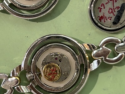 2本目の時計内部。小型のクォーツムーブメント