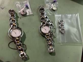 修理が完了し、正確に動き出した2本の腕時計。トレイに並べられた状態。