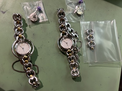 修理が完了し、正確に動き出した2本の腕時計。トレイに並べられた状態。