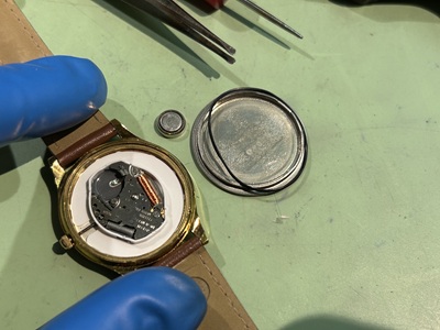 裏蓋を開け、古い電池を取り出した時計の内部。