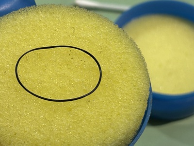 パッキンに専用のシリコングリースを塗布してメンテナンスする工程。