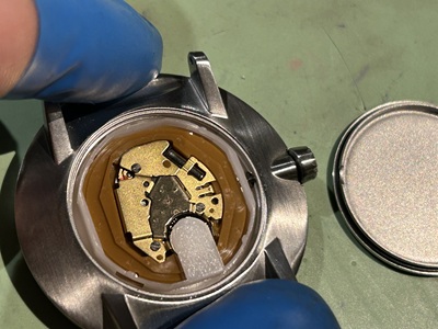 ノードグリーンのムーブメントとケース内部