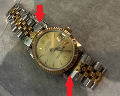 逆向きに取り付けられ、鋭利な角がケースから飛び出したロレックスの弓管。