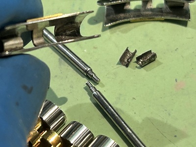 ペンチによって深い傷がつき、歪んでしまった弓管パーツ。