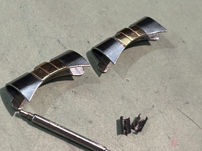 内部のバネ棒を通すスペースが押し潰された弓管。