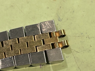 損傷がないか確認された、ブレスレット側の接続部分。