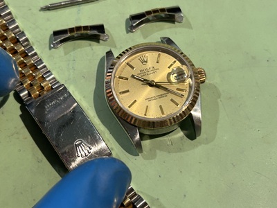 内部成形を終え、正しい位置に取り付ける準備が整ったパーツ一式。