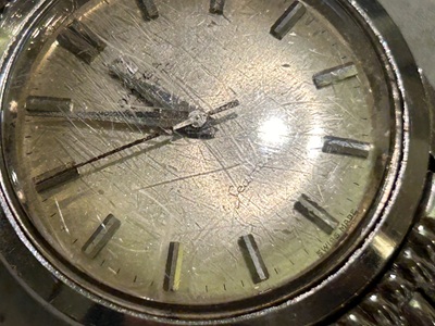 修理前のオメガスピードマスター正面