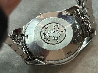 汚れが蓄積したオメガスピードマスターの裏面