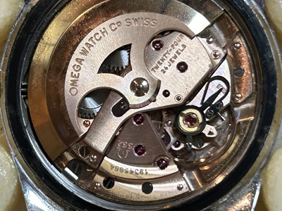 腐食やサビが見られる時計の細部