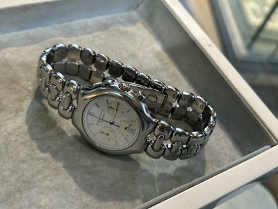 数十年前のティファニー「テソロ」クロノグラフの全体外観