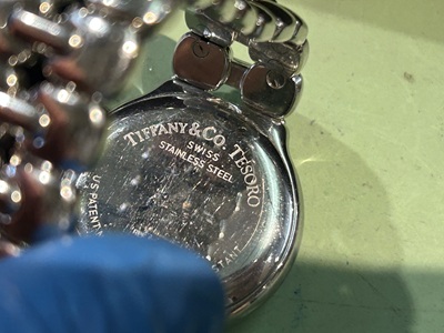 ティファニー・テソロの裏蓋に刻まれたロゴとモデル名