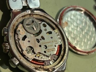 開封されたティファニーの内部、ムーブメントの縁に広がる深刻な錆