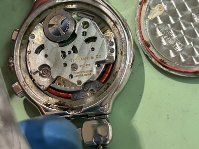 ムーブメント細部の隙間に詰まった汚れと錆のクローズアップ