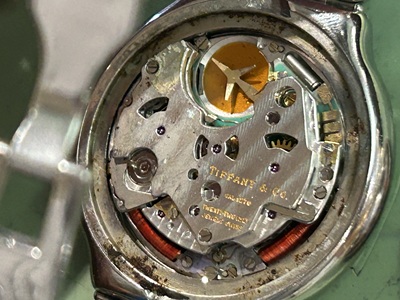 古い電池を取り除いた後の電池格納スペースとティファニーの刻印