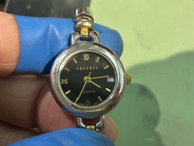 Vecceliの腕時計の正面