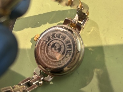 Vecceliの腕時計の裏蓋