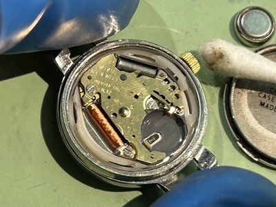 裏蓋を開けたVecceliのムーブメント