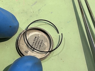 裏蓋を開くと劣化したパッキンが現れた。