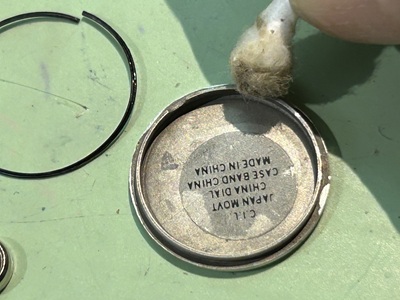 綿棒でケース縁をクリーニングする様子