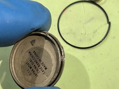 新しいパッキンに交換され、裏蓋にセット。