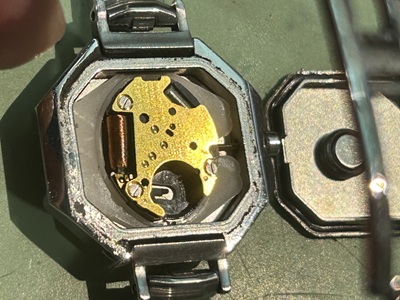 裏蓋を開けた時計内部。クォーツムーブメントが露出している。