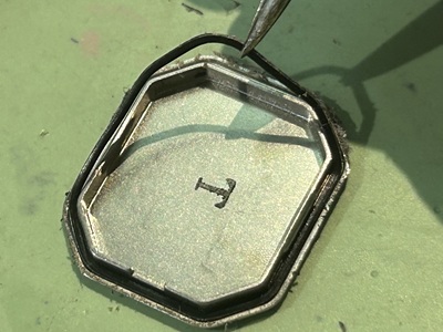 裏蓋側に張り付いているゴムパッキンの状態を確認する様子。