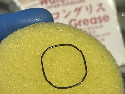 パッキンにシリコングリスを塗布し、弾力を復活させている様子。