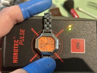 新しい電池をセットし、パルスチェッカーで動作信号を確認している様子。