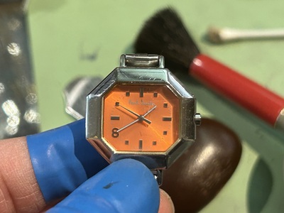 外装が磨かれ、正確な時間を刻んでいるポール・スミスの腕時計。