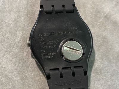 スウォッチの裏蓋部分。電池蓋に「BATTERY 390 SR1130SW」と記載がある。